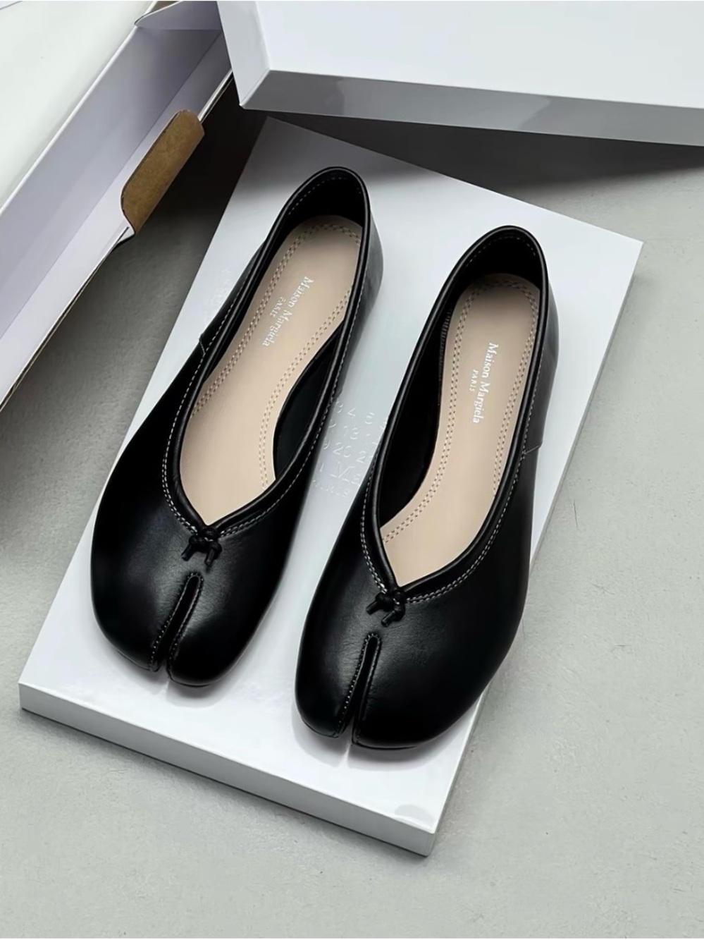 Maison Martin Margiela.. Black Tabi Knot Leather Flats